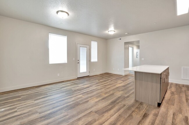Building Photo - Stunning 2 Bed - 2 Bath - Pet Friendly Con...
