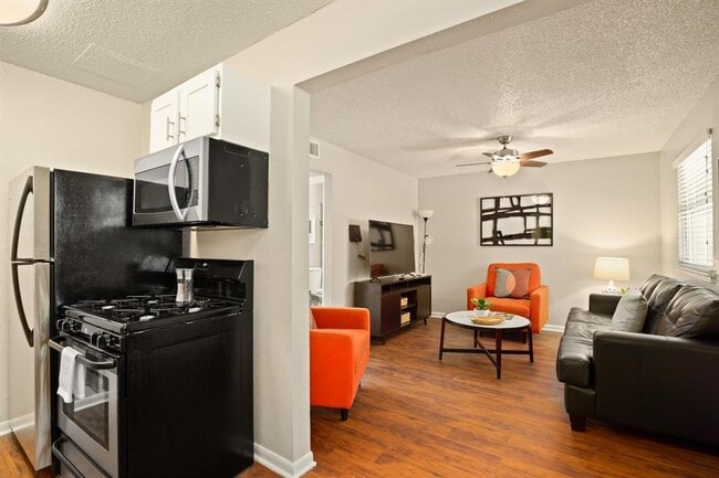 Foto del edificio - 2401 Manor Rd