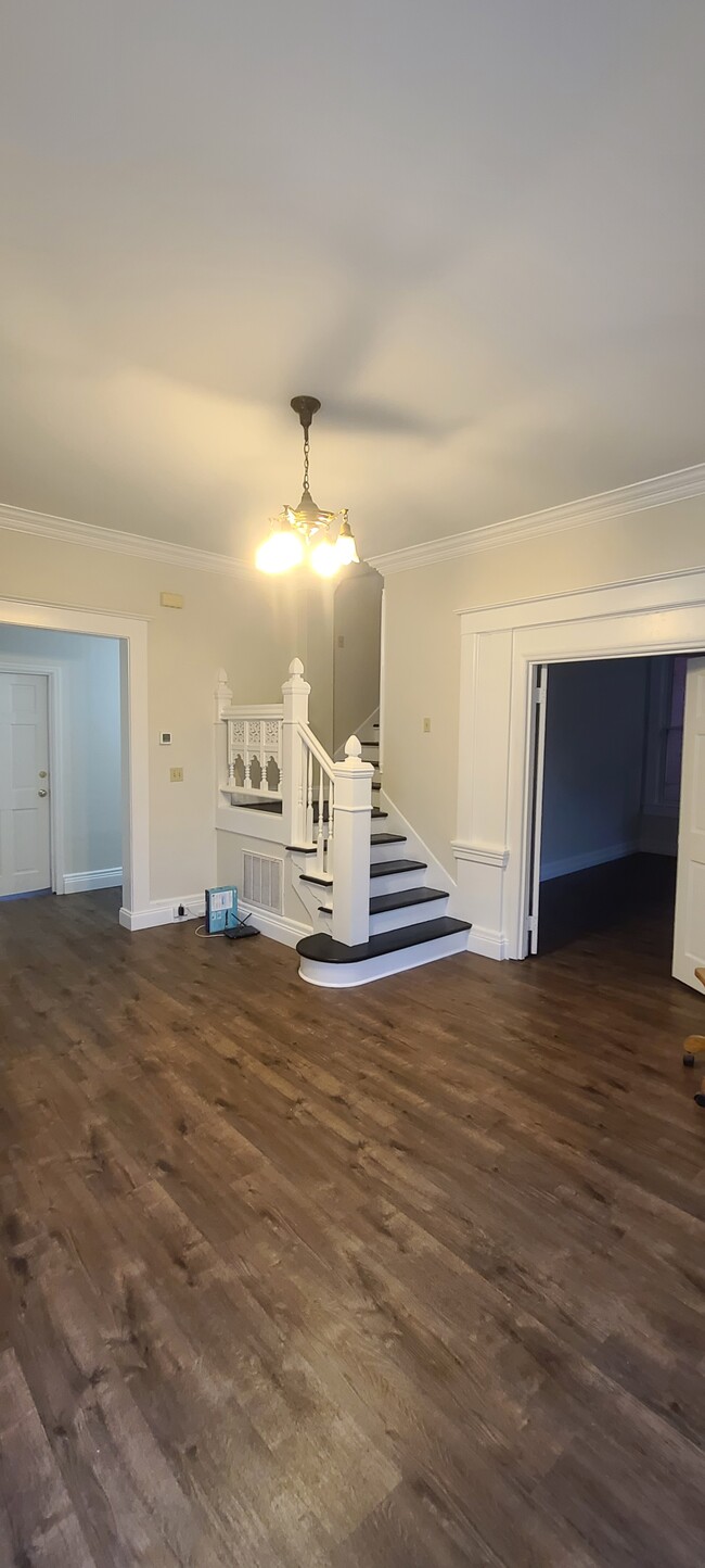living area - 711 Magnolia St