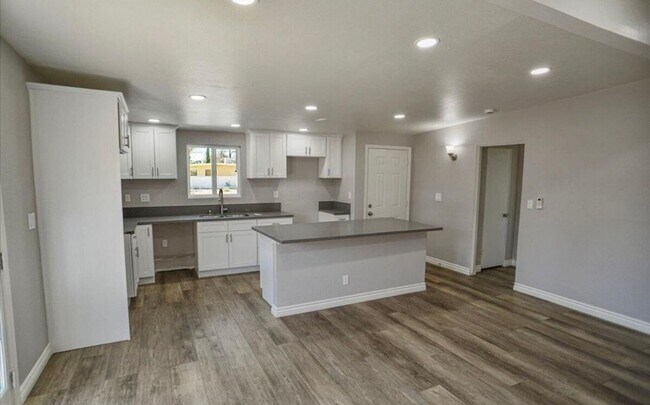 Building Photo - Newly updated 4 bedroom Home