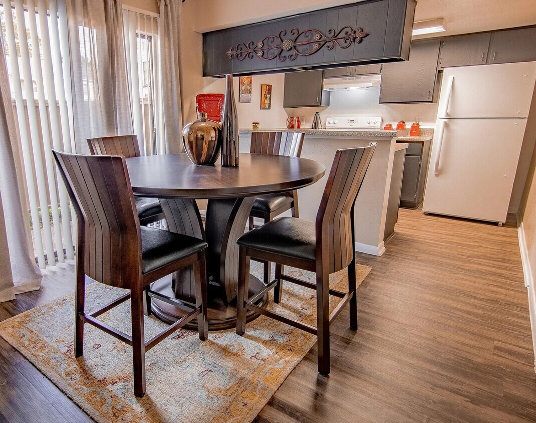 Foto principal - 15100 Golden Eagle Dr