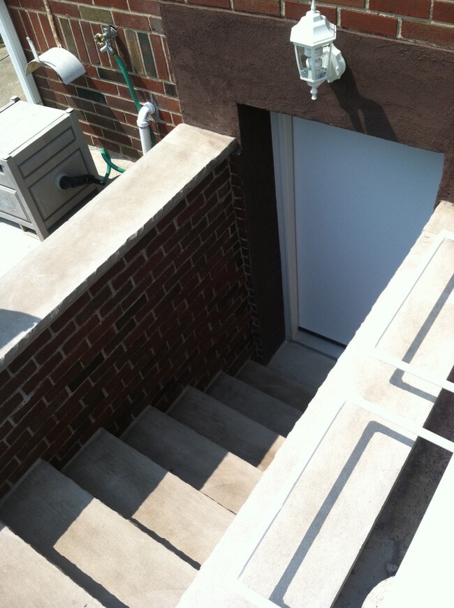 Building Photo - 12 Lavern St