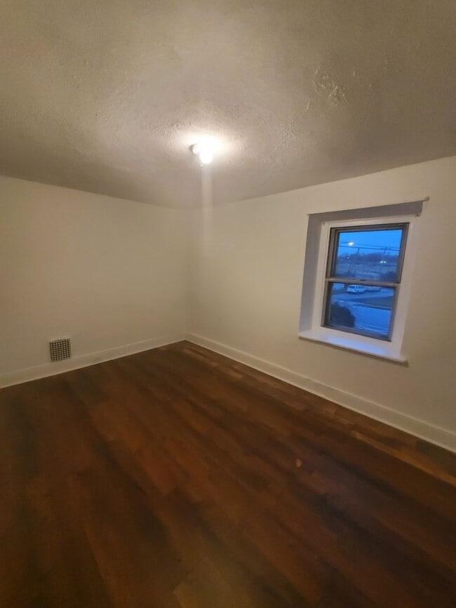 Building Photo - 4 Bedroom PHA