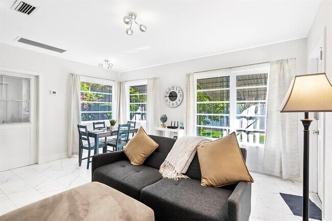 Foto del edificio - 811 SW 26th Ct