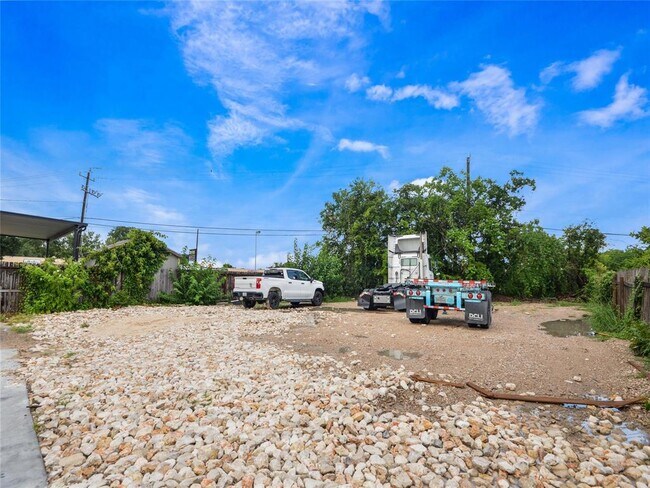 Foto del edificio - 2405 Randolph Rd