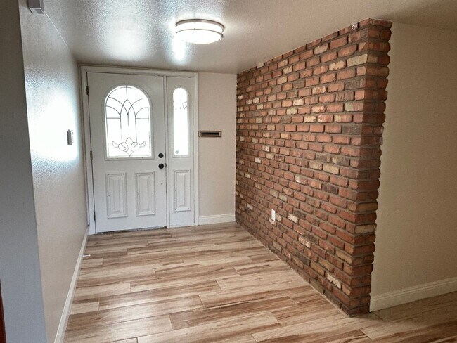 Building Photo - Meticulously Cared For Tempe Home with Lus...