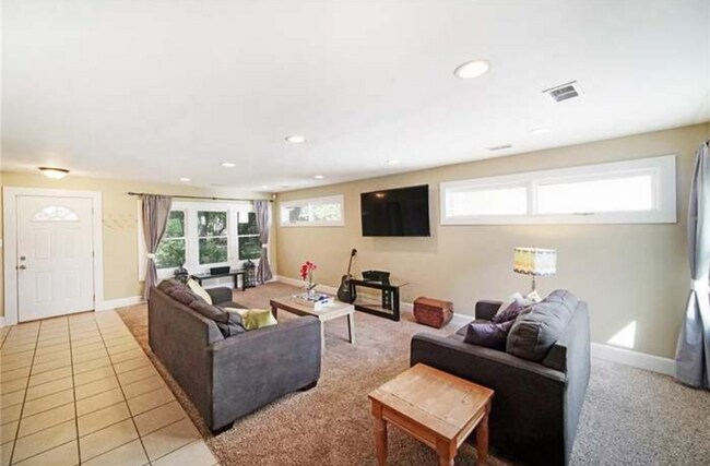 Building Photo - 522 W 40th St