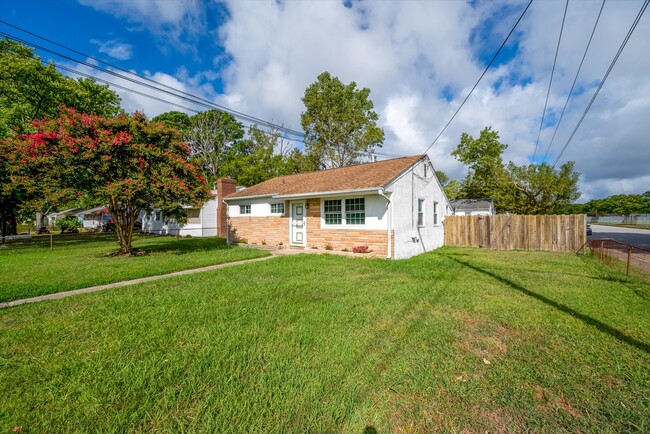 Building Photo - 2015 Kensington Dr