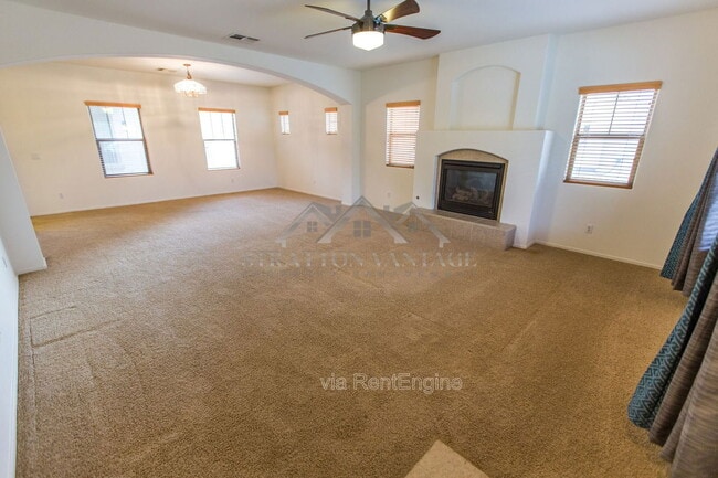 Building Photo - 945 E Blue Spruce Ln