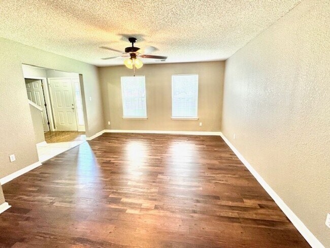 Building Photo - LaurelManorCv5515