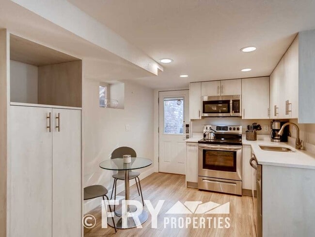 Foto del edificio - Bright, Remodeled Basement Apartment in Potter Highlands