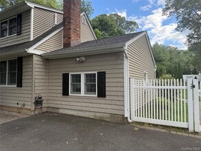 Building Photo - 10 Oakwood Ave