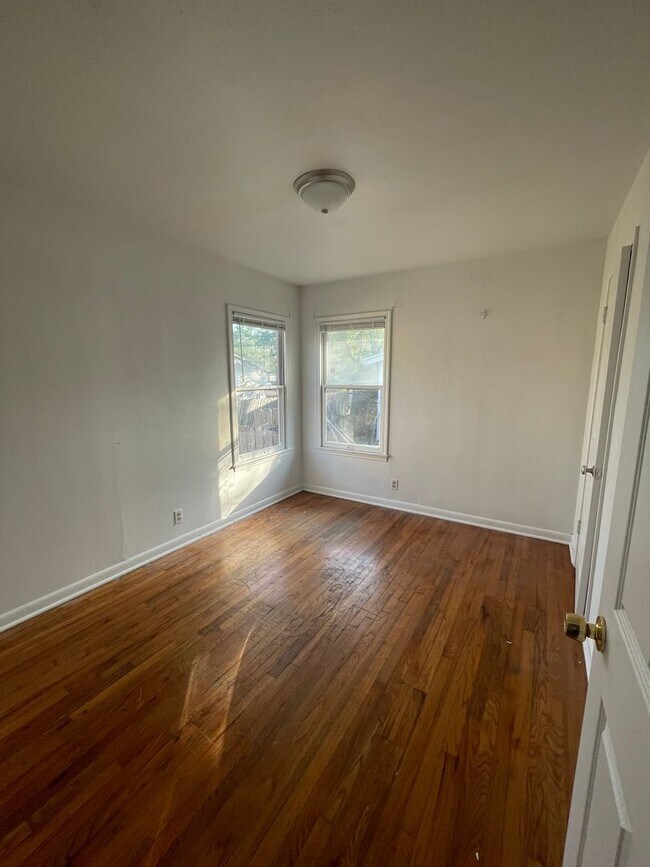 Foto del edificio - 1/2 off first months rent-Cute 2/1 duplex-...