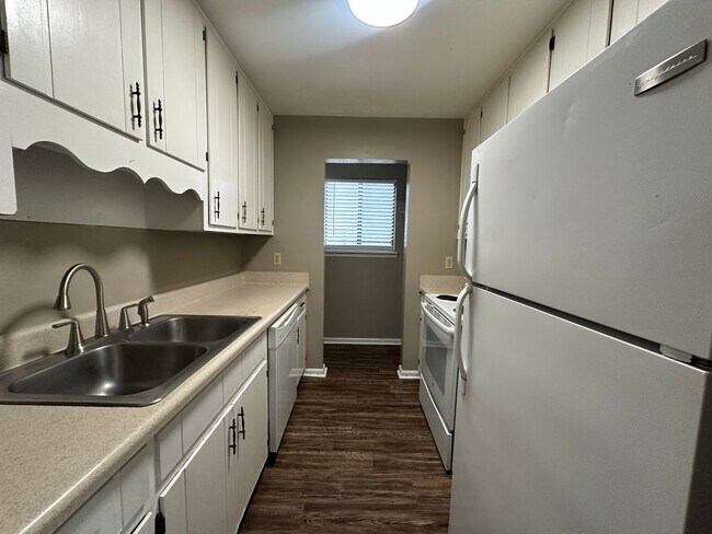 Foto del edificio - Upstairs unit on the golf course available NOW!!!