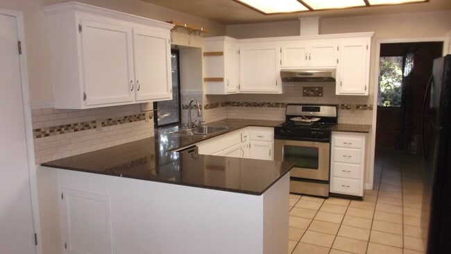 Building Photo - Fabulous 3 bedroom home near Jenkinson Lake.