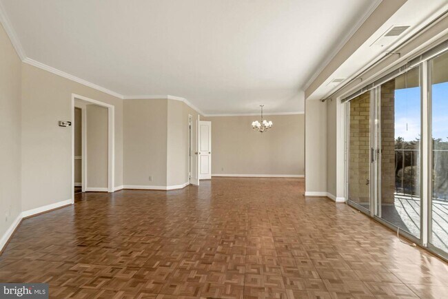 Foto del edificio - 1250 S Washington St