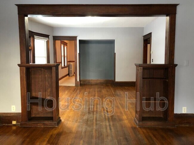 Building Photo - 950 Arkwright St N
