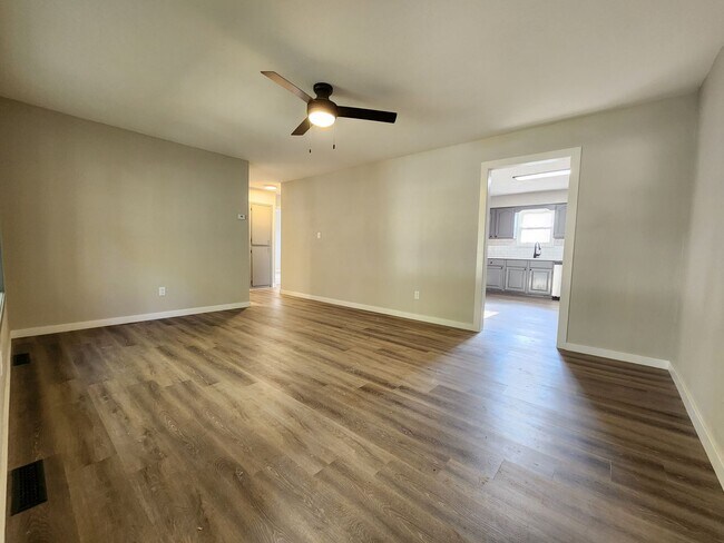 Foto del edificio - Spacious 4-Bedroom, 2.5-Bathroom Home AVAI...