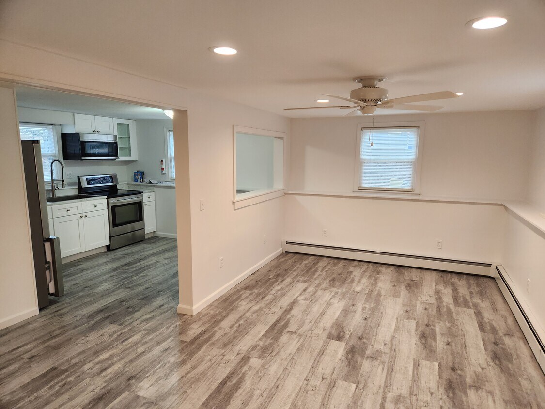Open floor plan eat in kitchen and living room - 23 Brush Hill Rd