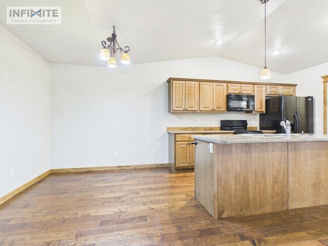 Building Photo - Beautiful 3-Bedroom Condo Near Four Corners