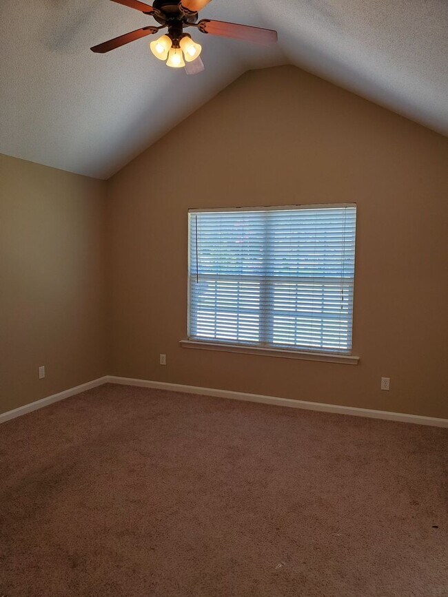Foto del edificio - 3 bedroom, 2 bath home on a over sized cor...