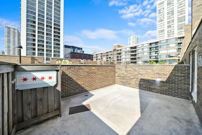 Foto del edificio - 1533 N Sandburg Terrace