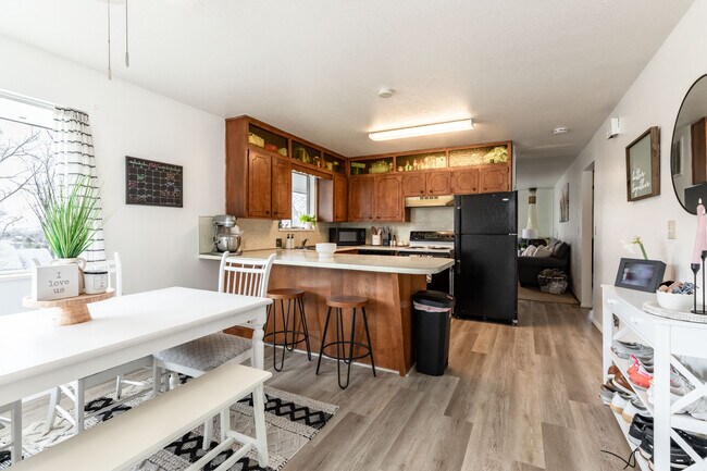 Large Kitchen - 815 Orchard Dr