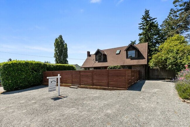 Building Photo - Cozy Cape Cod in Sought After Arroyo Heights