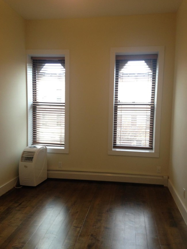 Building Photo - 730 Halsey St