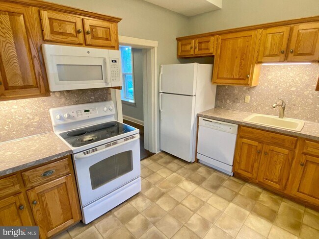 Building Photo - 101 King St