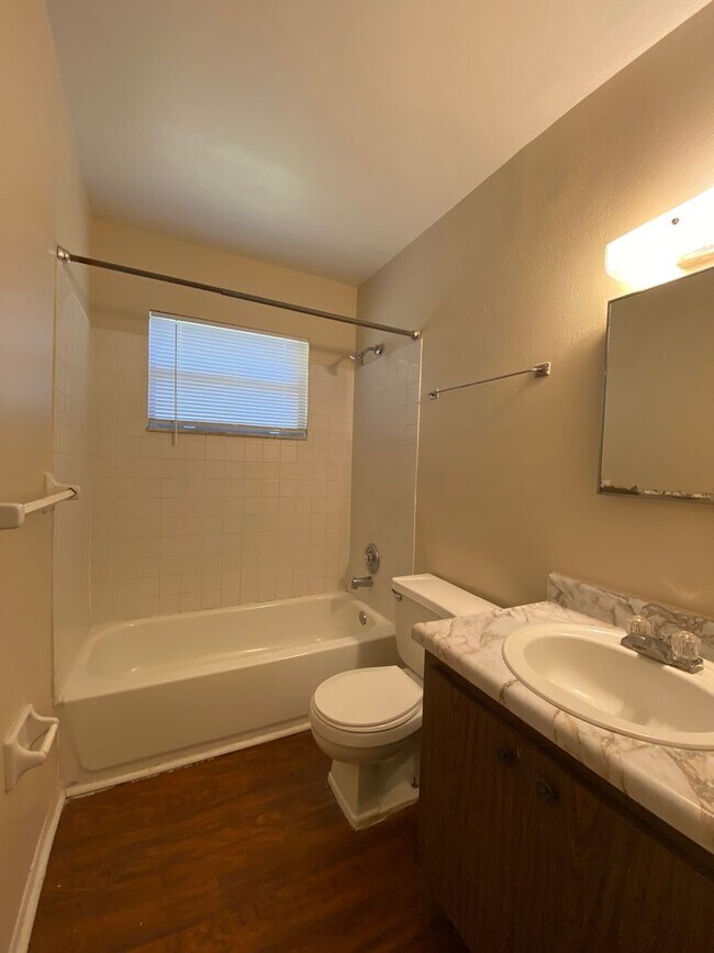 Foto del edificio - Corner Lot  Home with Oversized, Fenced Back Yard