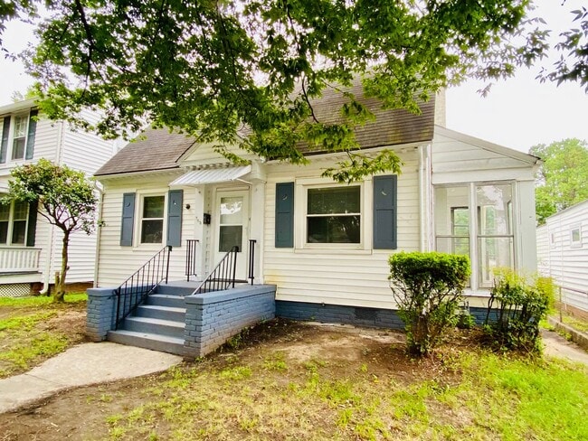 Adorable 2bdrm/1bth Bungalow Conveniently ... - Adorable 2bdrm/1bth Bungalow Conveniently ... House