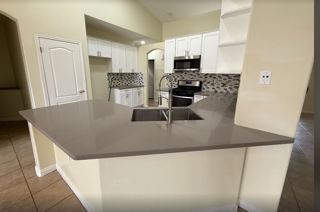 Foto del edificio - Available Now