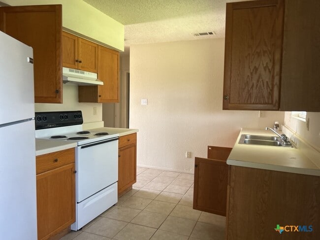 Building Photo - 903 N Main St