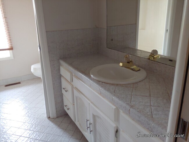 Building Photo - 605 Redstone Dr