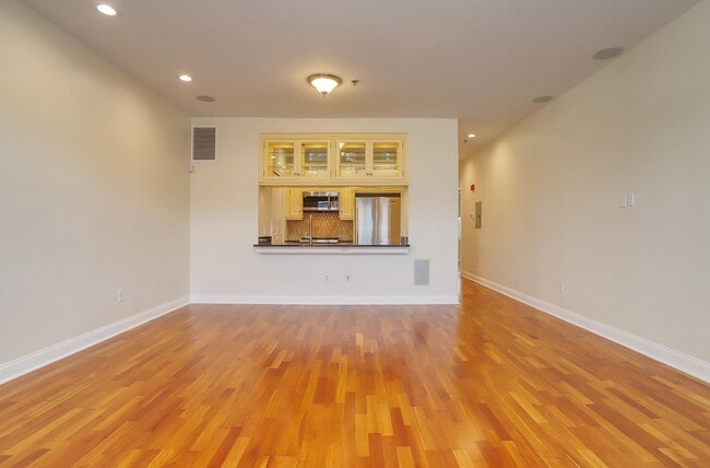 Building Photo - 303 Grand St