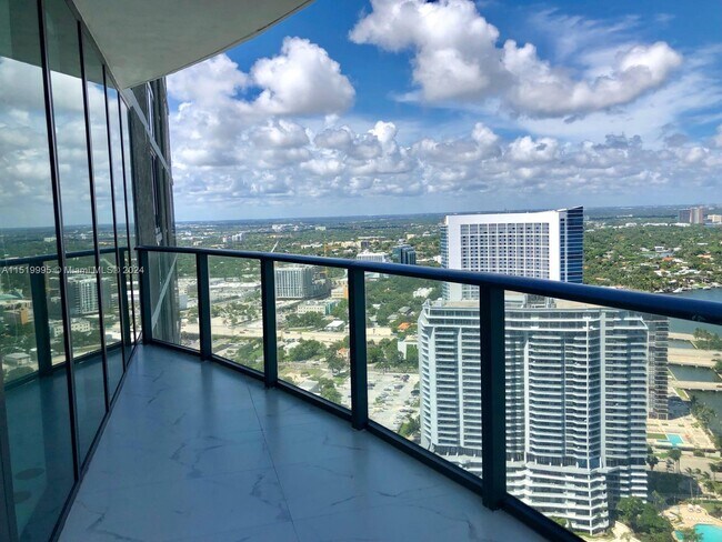 Foto del edificio - 650 NE 32nd St