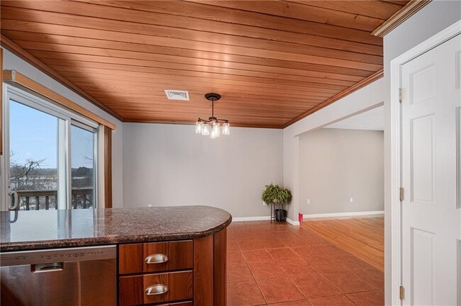 Building Photo - 190 Gladstone St