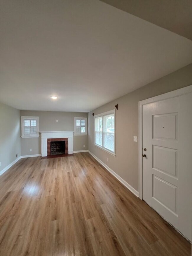 Foto del edificio - Completely Remodeled, Three Bedroom, One Bath Brick home in quiet subdivision.  Great Location