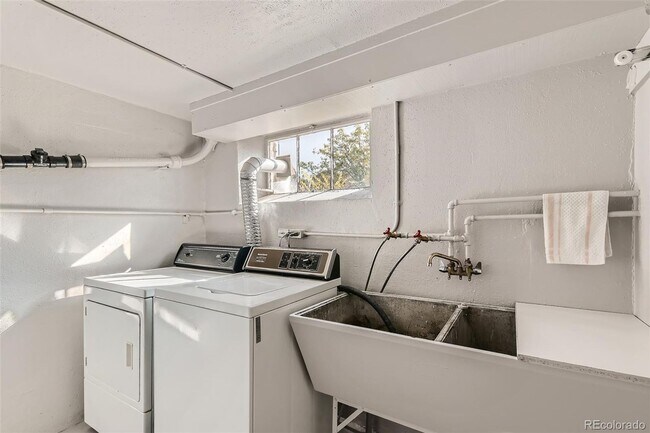 Building Photo - West Highlands - Amazing 32nd Ave, 2 Bed, 1 Bath Unit in Duplex- Shared Yard/Common Space