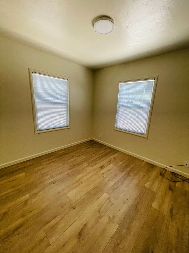 Building Photo - 2 Bedroom unit with parking
