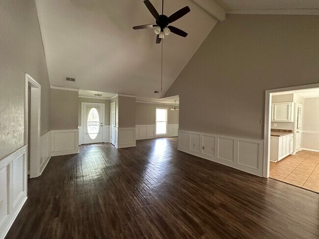 Foto del edificio - 968 Boones Hollow - Available Now!