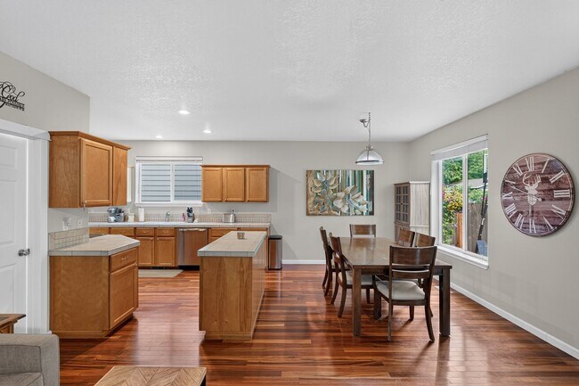 Foto del edificio - 3 Bedroom/2.5 Bath + Bonus Room & Outdoor living