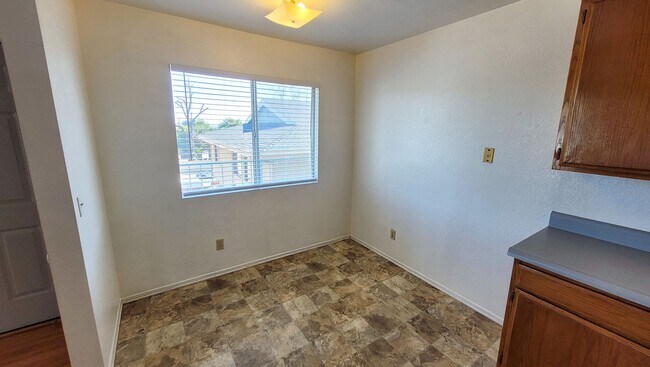 Building Photo - Upstairs 3 Bedroom 2 Bath Apartment with H...