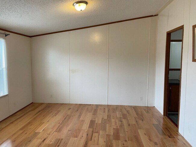 Foto del edificio - Three Bedroom Trailer Home in Rhodhiss With Shed