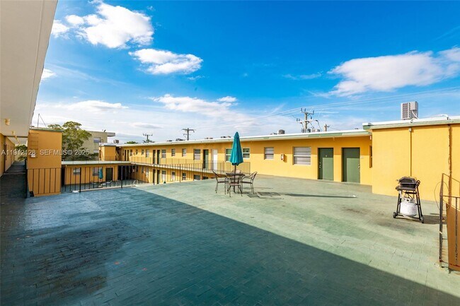 Foto del edificio - 1975 NE 135th St