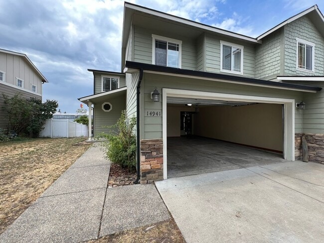 Building Photo - 3 bed, 2.5 bath townhouse