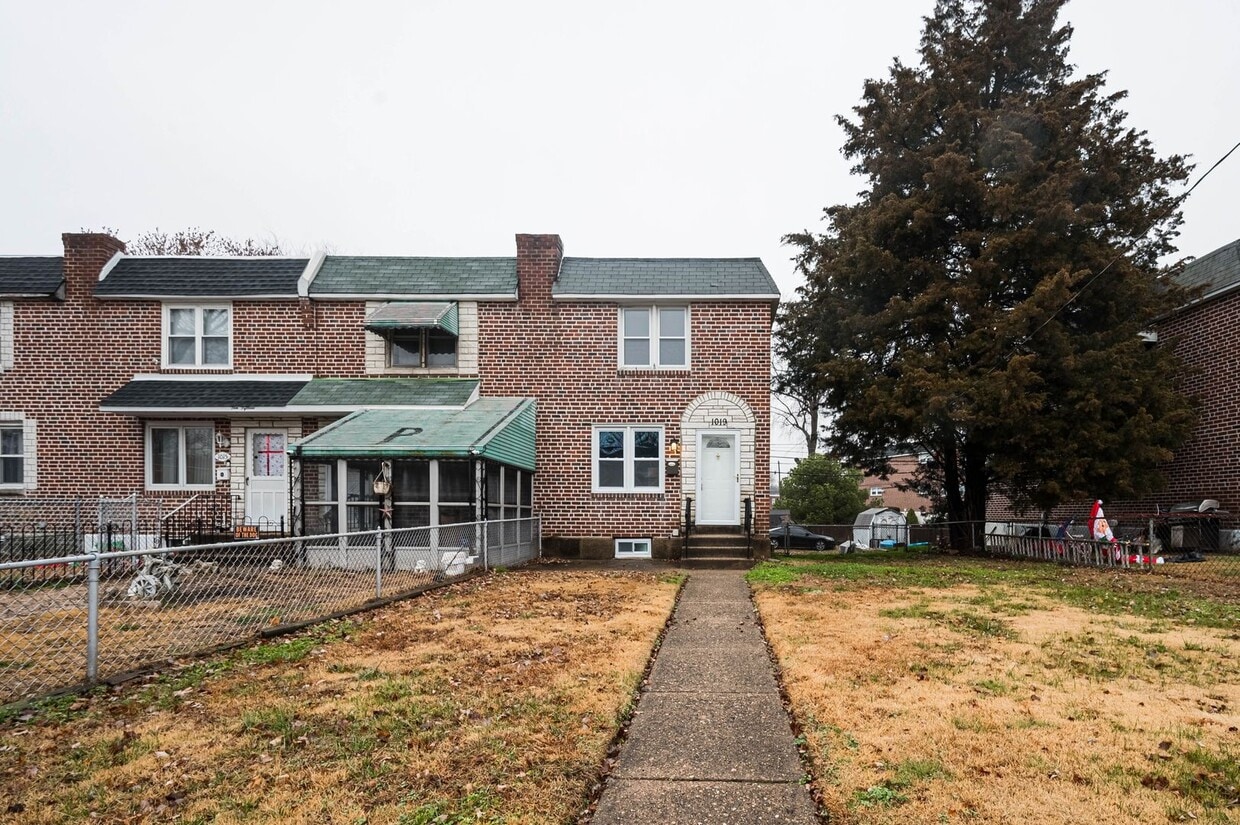 End row home! Stainless appliances, Laminate flrs., New Carpet, Central A/C, Garage, two (2) car ... - End row home! Stainless appliances, Laminate flrs., New Carpet, Central A/C, Garage, two (2) car ...