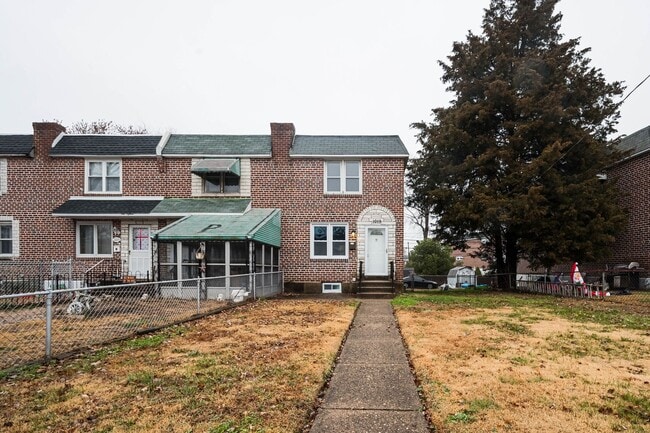 End row home! Stainless appliances, Laminate flrs., New Carpet, Central A/C, Garage, two (2) car ... - End row home! Stainless appliances, Laminate flrs., New Carpet, Central A/C, Garage, two (2) car ...