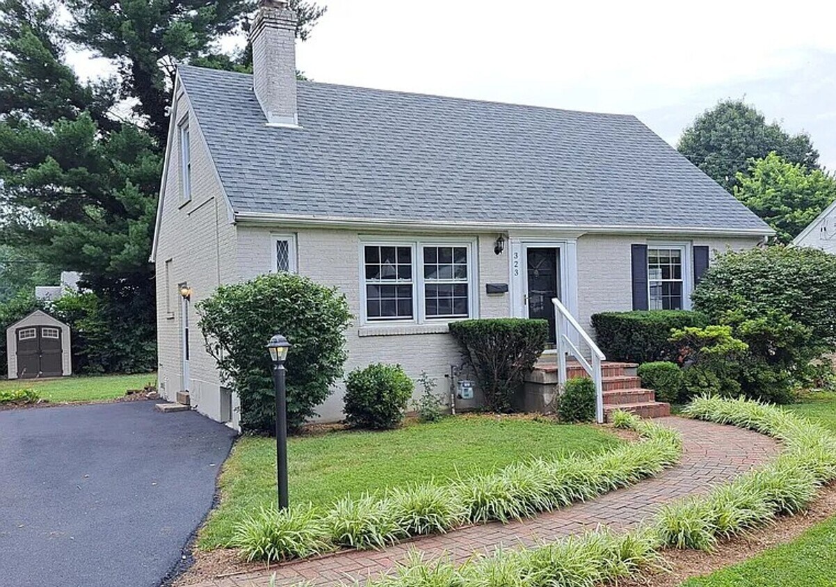 Foto principal - Charming 4-Bedroom Home with Partially Finished Basement